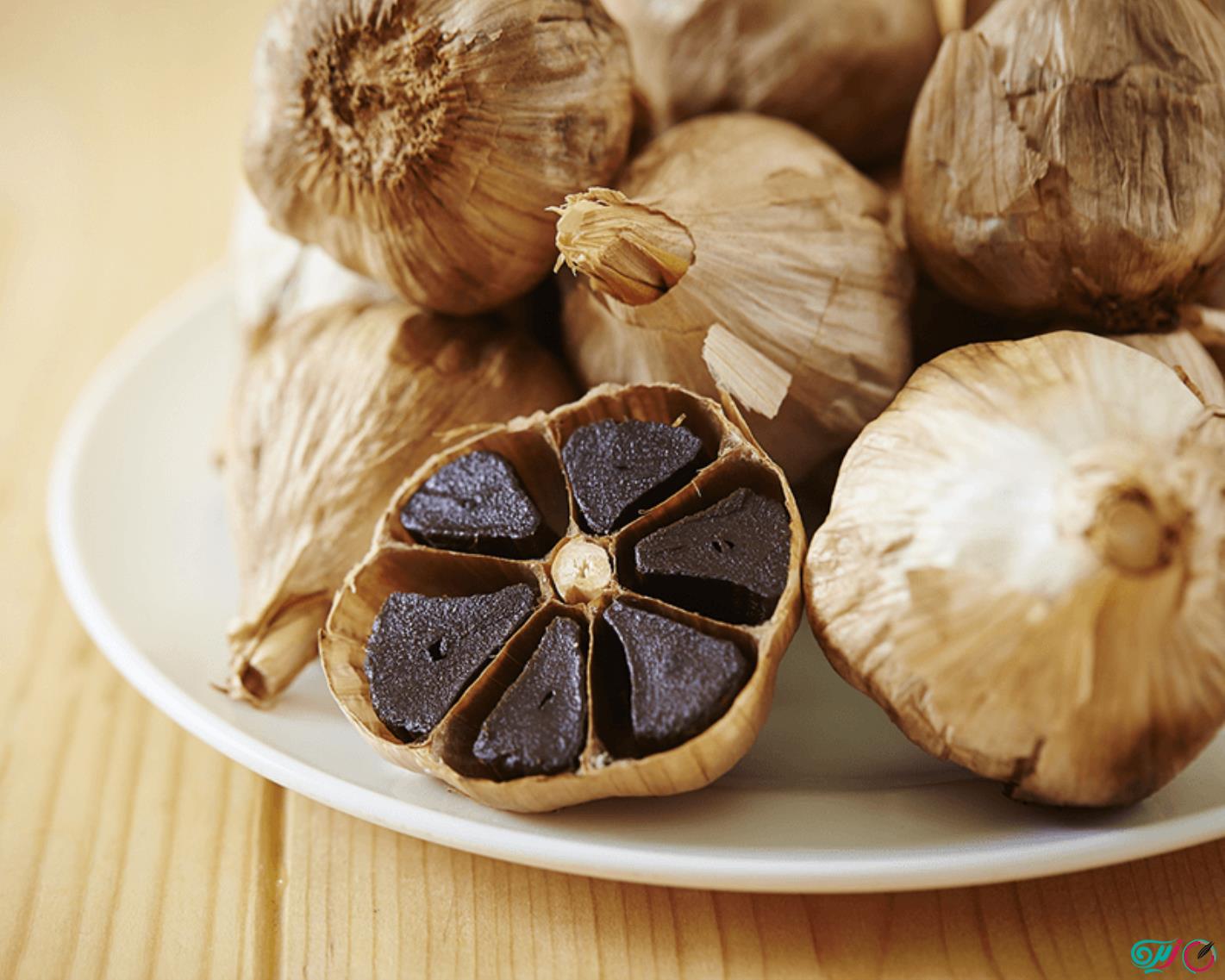 خواص و ضرر سیر سیاه که باید بدانید